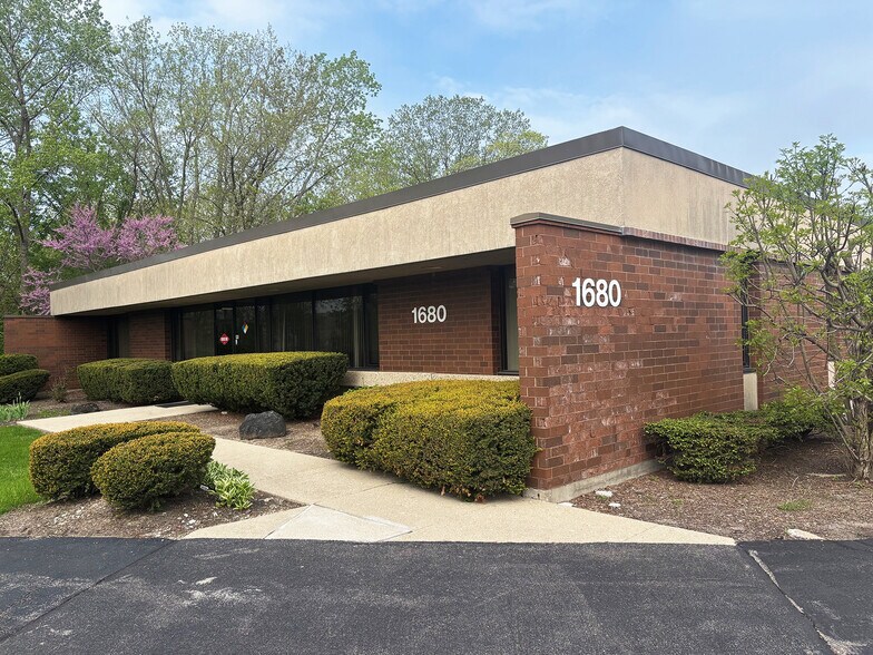 More Photos Of 1680 N Delany Rd, Gurnee Office For Sale