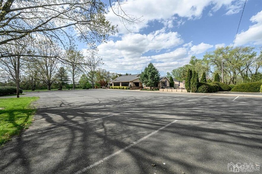 More Photos Of 522 Rt-33, Englishtown Restaurant For Lease