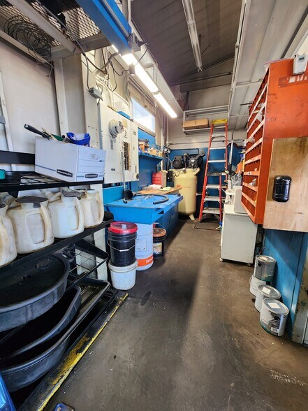 More Photos Of 518 S Pacific Hwy, Cottage Grove Auto Repair For Sale