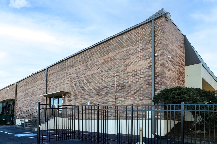 More Photos Of 1585 Roadhaven Dr, Stone Mountain Warehouse For Lease