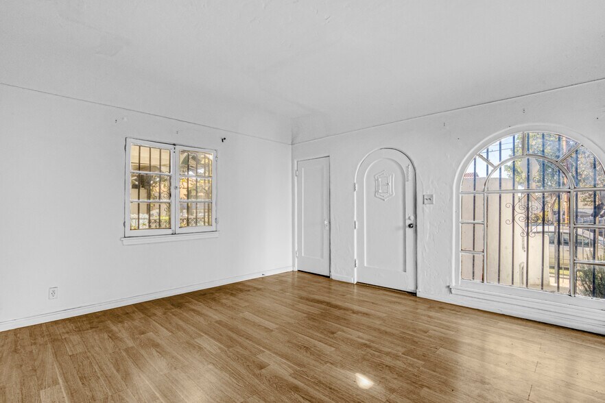 More Photos Of 1716 Magnolia Ave, Los Angeles Multifamily For Sale