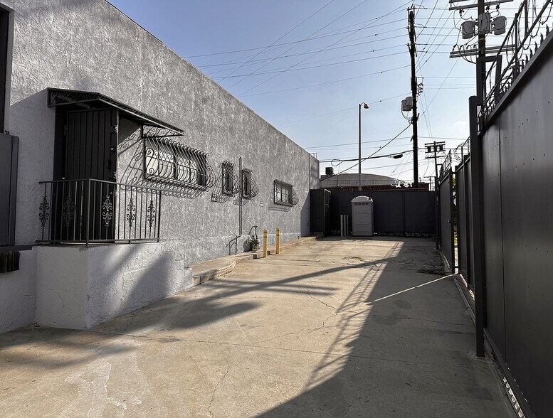 More Photos Of 3433 E Pico Blvd, Los Angeles Warehouse For Lease