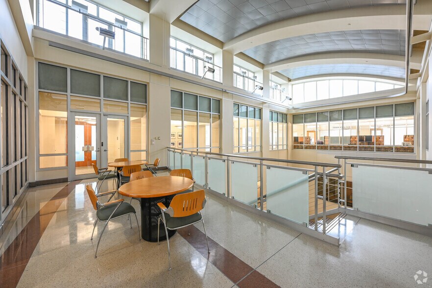 More Photos Of 40 Monument Cir, Indianapolis Office For Sale