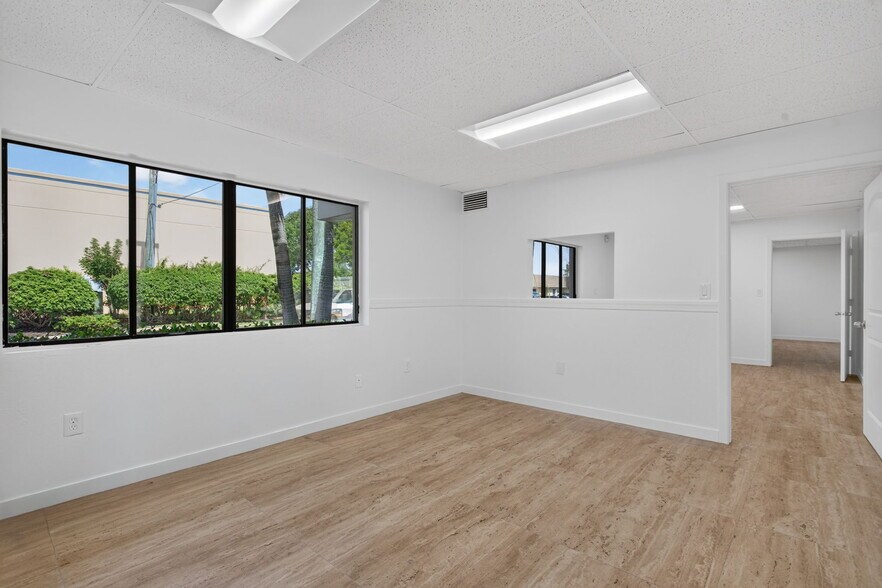 More Photos Of 4700-4712 NE 11th Ave, Oakland Park Warehouse For Lease
