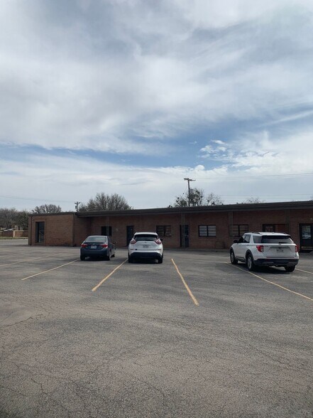 More Photos Of 248-270 S Leggett Dr, Abilene Office For Lease