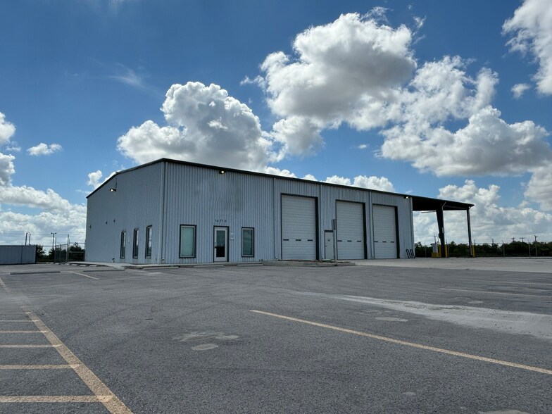 More Photos Of 14710-14722 Speedway Park, Von Ormy Truck Terminal For Lease