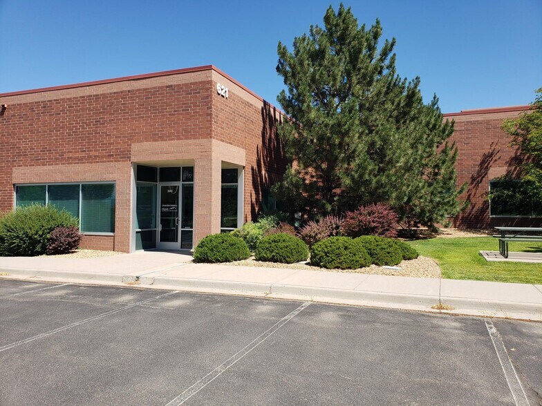More Photos Of 621 Southpark Dr, Littleton Showroom For Sale