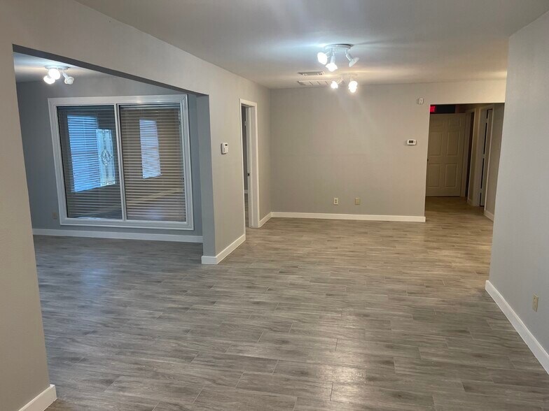 More Photos Of 4095 SE I 10 Frontage Rd, Sealy Medical For Sale