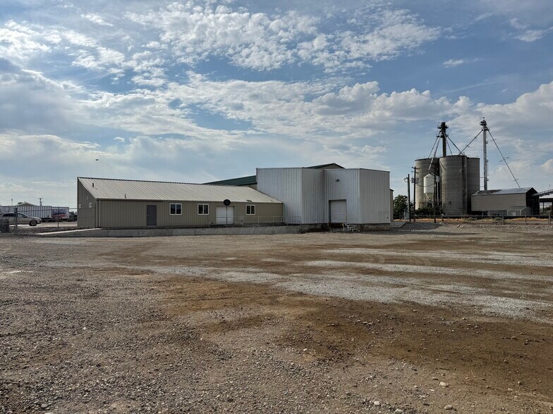 Primary Photo Of 396 Grain Terminal Rd, Burbank Showroom For Sale