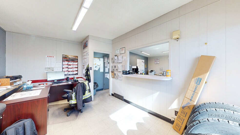 More Photos Of 662 15 St SW, Medicine Hat Industrial For Sale