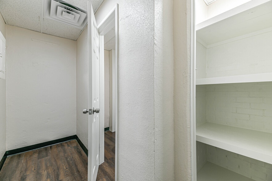 More Photos Of 121 W Sealy St, Alvin Freestanding For Sale