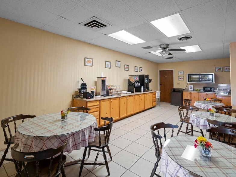 More Photos Of 1225 S State St, Salina Hotel For Sale