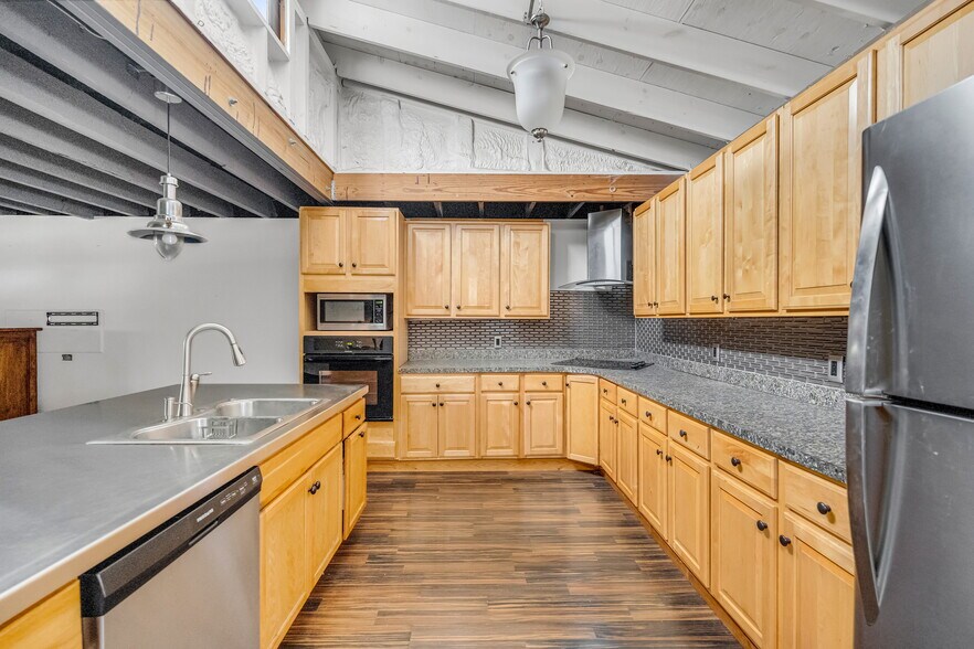 More Photos Of 1425 Walnut St, Jacksonville Freestanding For Sale