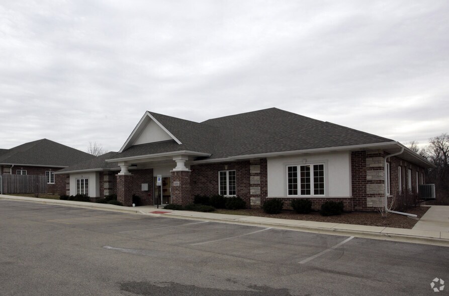 More Photos Of 3341 Hobson Rd, Woodridge Unknown For Lease