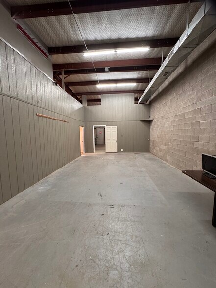 More Photos Of 823 W Sunrise Cir, Hobbs Flex For Lease