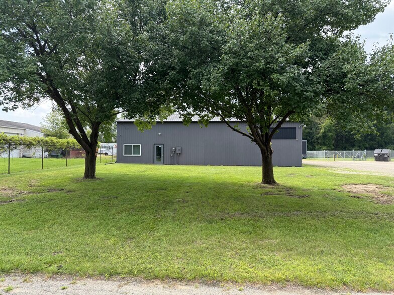 More Photos Of 811 Kim Dr, Mason Warehouse For Lease