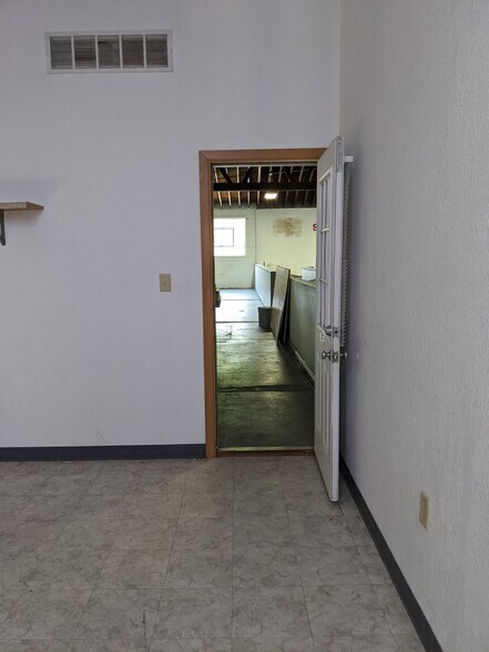 More Photos Of 250 S Kinzie Ave, Bradley Flex For Sale