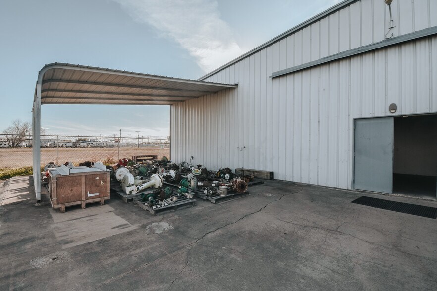 More Photos Of 13102 N Navarro St, Victoria Flex For Lease