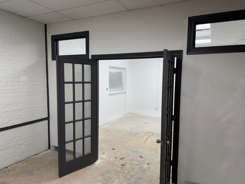 More Photos Of 1002 W Gore Blvd, Lawton Office For Sale