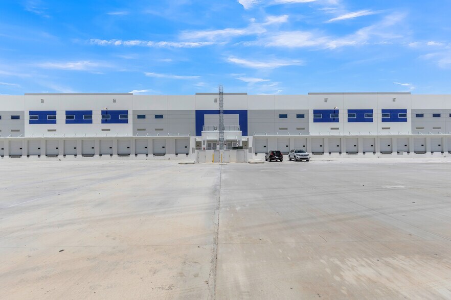 More Photos Of 6505 NW 167th St, Hialeah Unknown For Lease