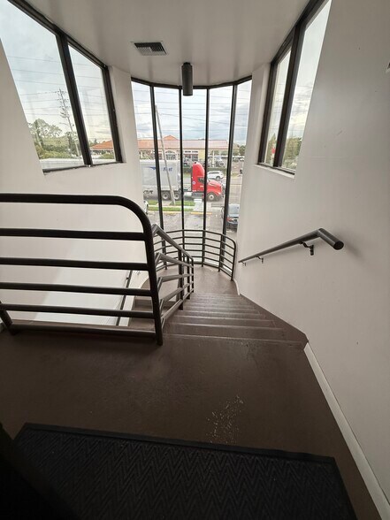More Photos Of 6251 US Highway 19 N, Pinellas Park Showroom For Lease