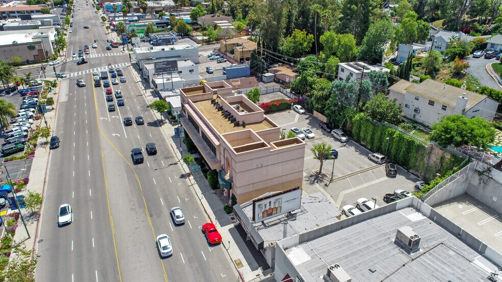 More Photos Of 21506 Ventura Blvd, Woodland Hills General Retail For Lease