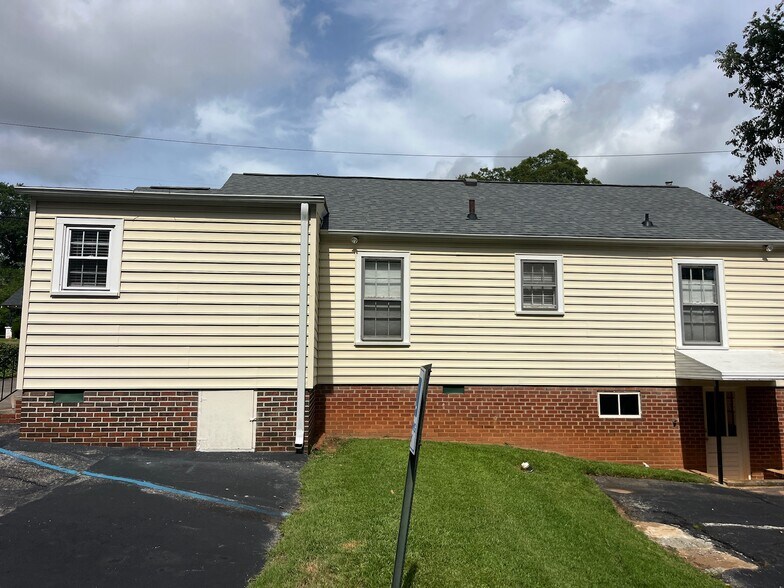 More Photos Of 202 Memorial Dr, Greer Medical For Sale