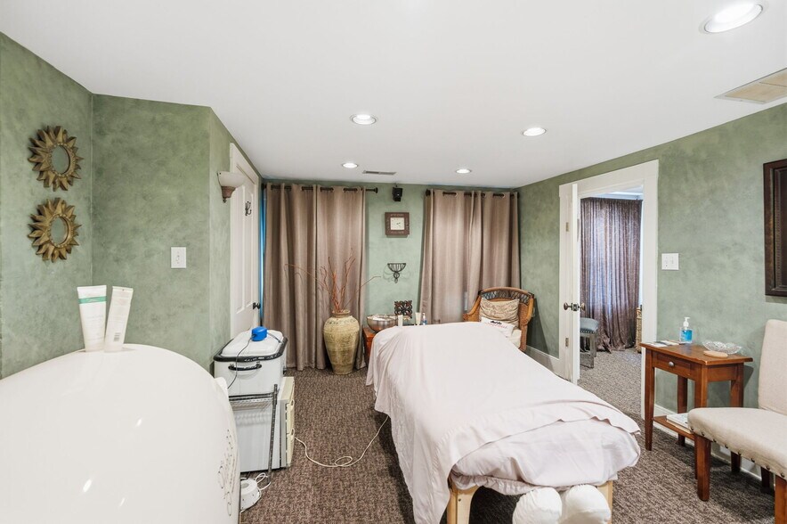 More Photos Of 8862 Cincinnati Dayton Rd, West Chester Office For Sale