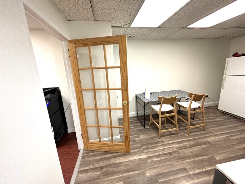 More Photos Of 220 Old Country Rd, Mineola Office For Lease