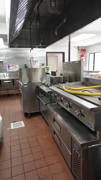 More Photos Of 16616 Ventura Blvd, Encino Restaurant For Lease