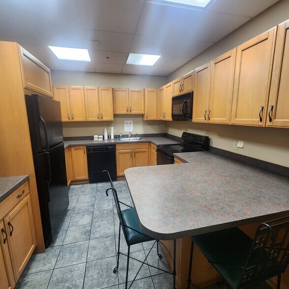 More Photos Of 47 Slade St, Fall River Showroom For Lease