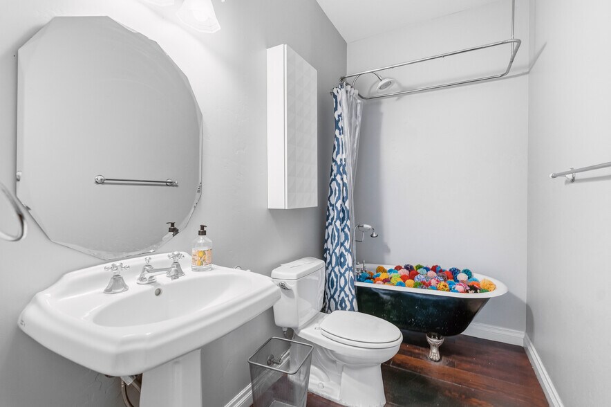 More Photos Of 1940 Market St, San Diego Office For Sale