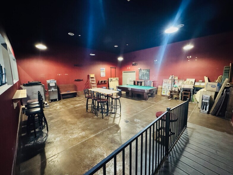 More Photos Of 1212 Chestnut St, Arapahoe General Retail For Sale