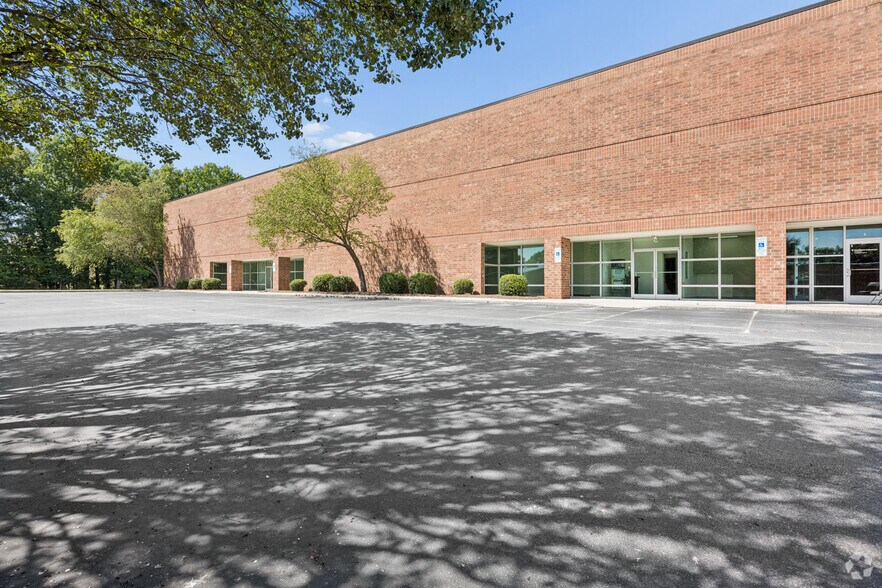 More Photos Of 6348 Burnt Poplar Rd, Greensboro Warehouse For Lease