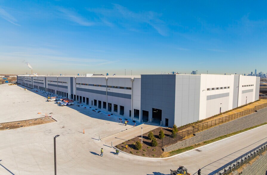 More Photos Of 105-161 Hyatt Ave, Newark Distribution For Lease