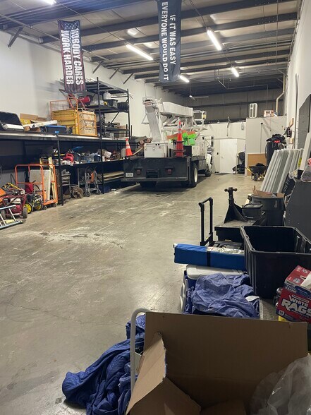 More Photos Of 9250 Brookfield Ct, Florence Light Distribution For Lease