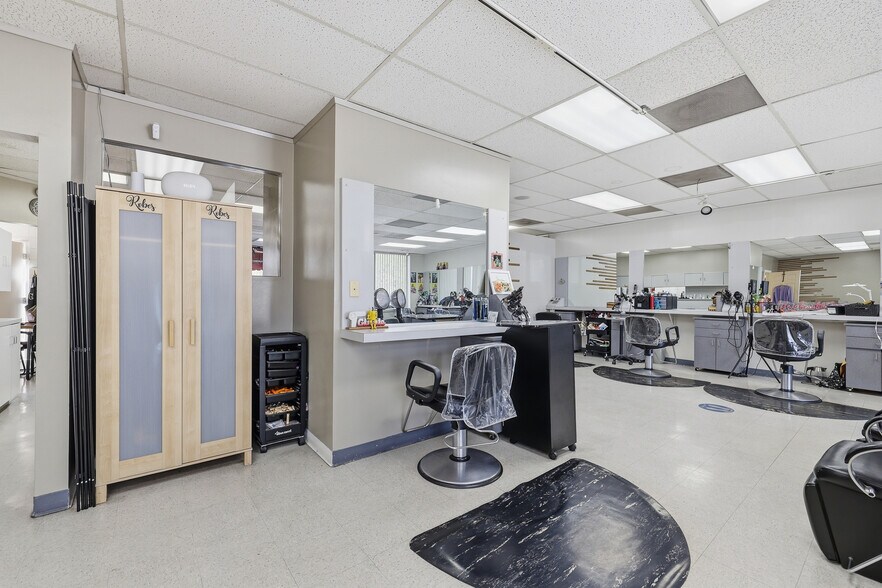 More Photos Of 22718-22742 Roscoe Blvd, West Hills Freestanding For Lease