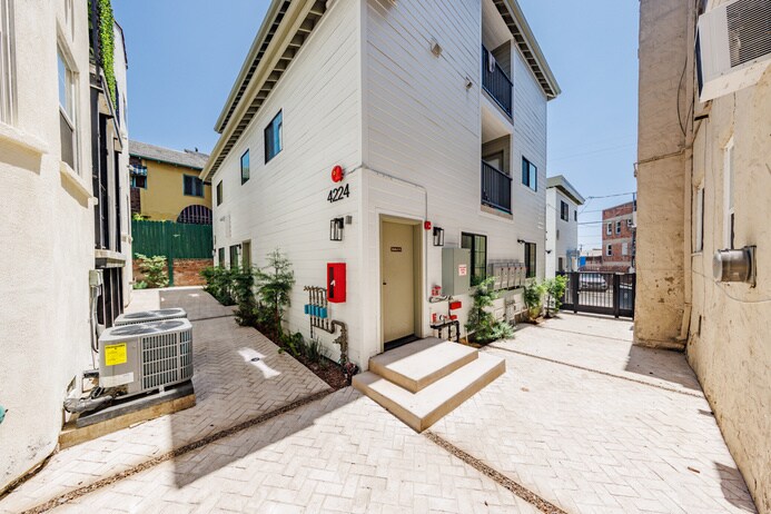 More Photos Of 4220 W Adams Blvd, Los Angeles Apartments For Sale