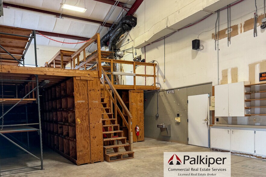 More Photos Of 4340 Edgewater Dr, Orlando Warehouse For Lease