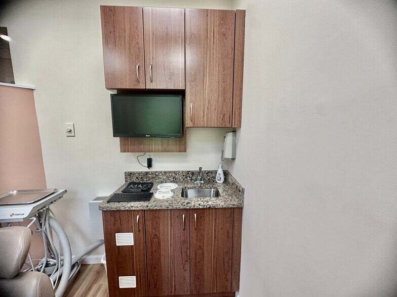 More Photos Of 4 Dearfield Dr, Greenwich Medical For Lease