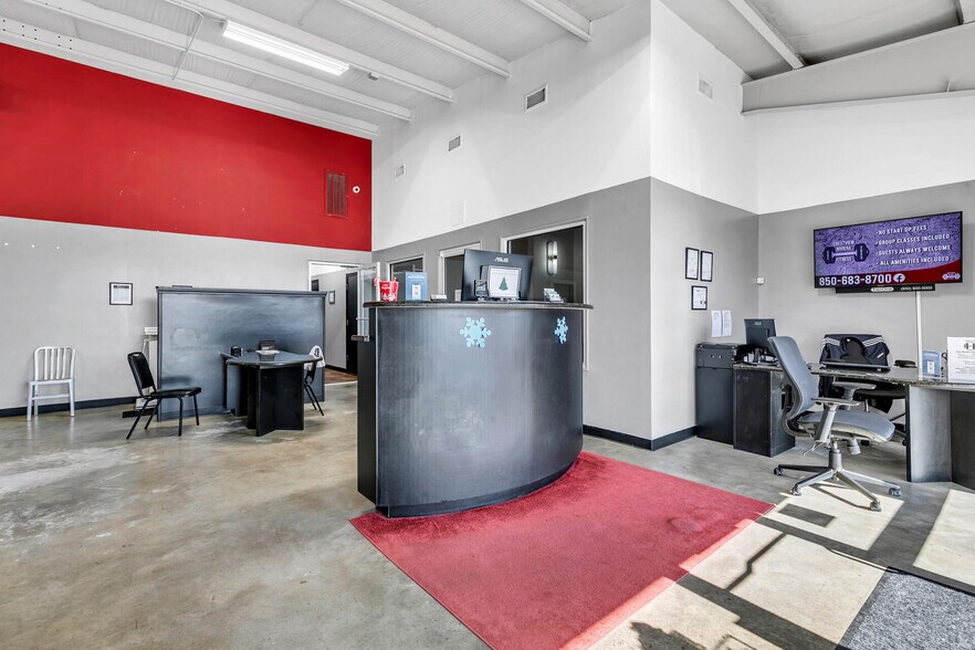 More Photos Of 2500 S Ferdon Blvd, Crestview Storefront For Lease