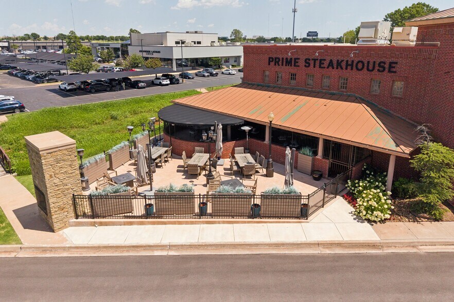 More Photos Of 800 W Memorial Rd, Oklahoma City Restaurant For Sale