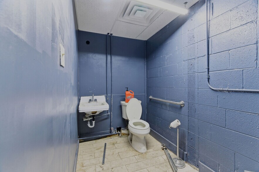 More Photos Of 6737 E Nine Mile Rd, Warren Warehouse For Lease