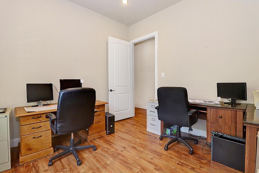 More Photos Of 8122 Whisper Oak, San Antonio Office For Sale