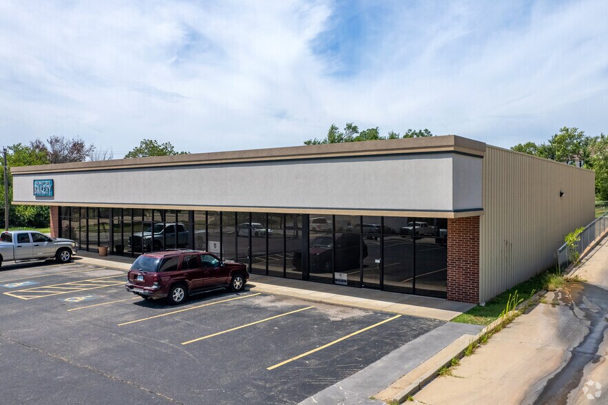 More Photos Of 2426 N Hawkins, Choctaw Freestanding For Lease