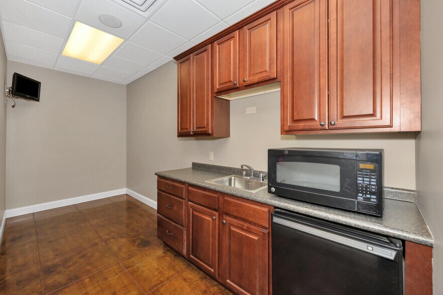 More Photos Of 310 Dan Tibbs Rd NW, Huntsville Warehouse For Lease