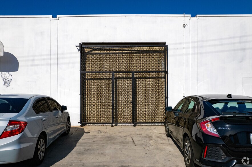 More Photos Of 3049 La Cienega Blvd, Culver City Warehouse For Lease