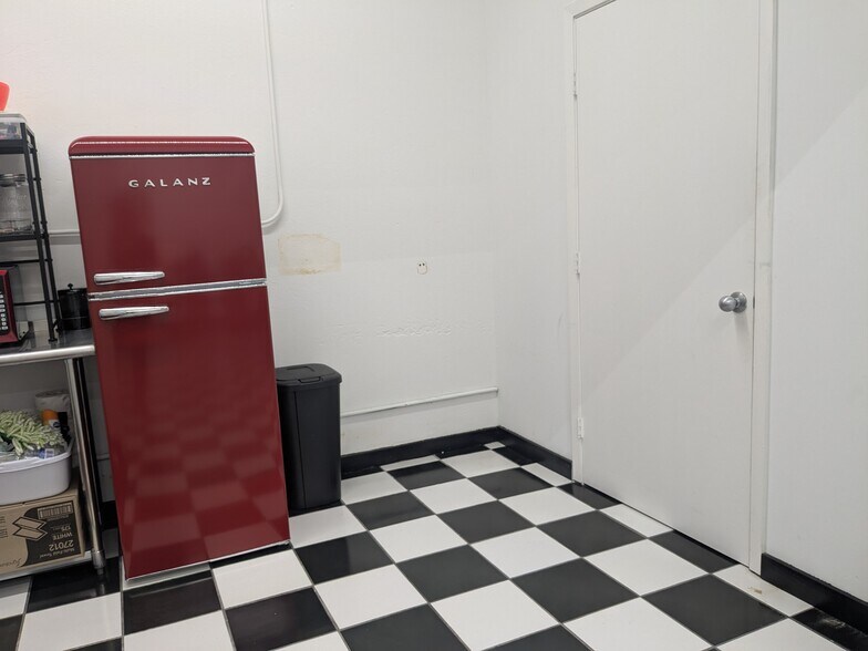 More Photos Of 717 Walnut St, Columbus Storefront Retail Office For Sale