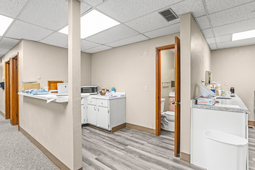 More Photos Of 105 Sycamore St, Medway Medical For Sale