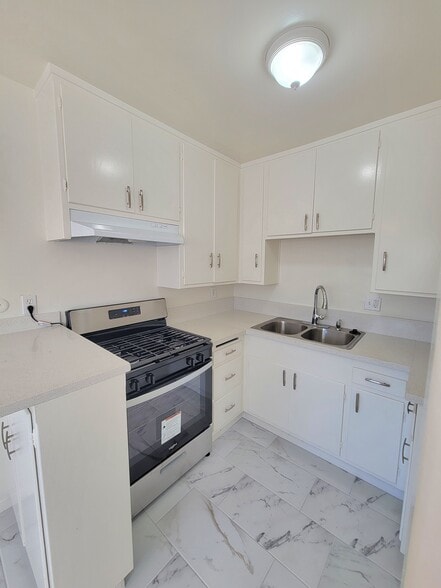More Photos Of 652 N Whitnall Hwy, Burbank Apartments For Sale